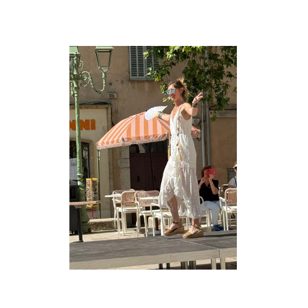 femme en robe dentelle