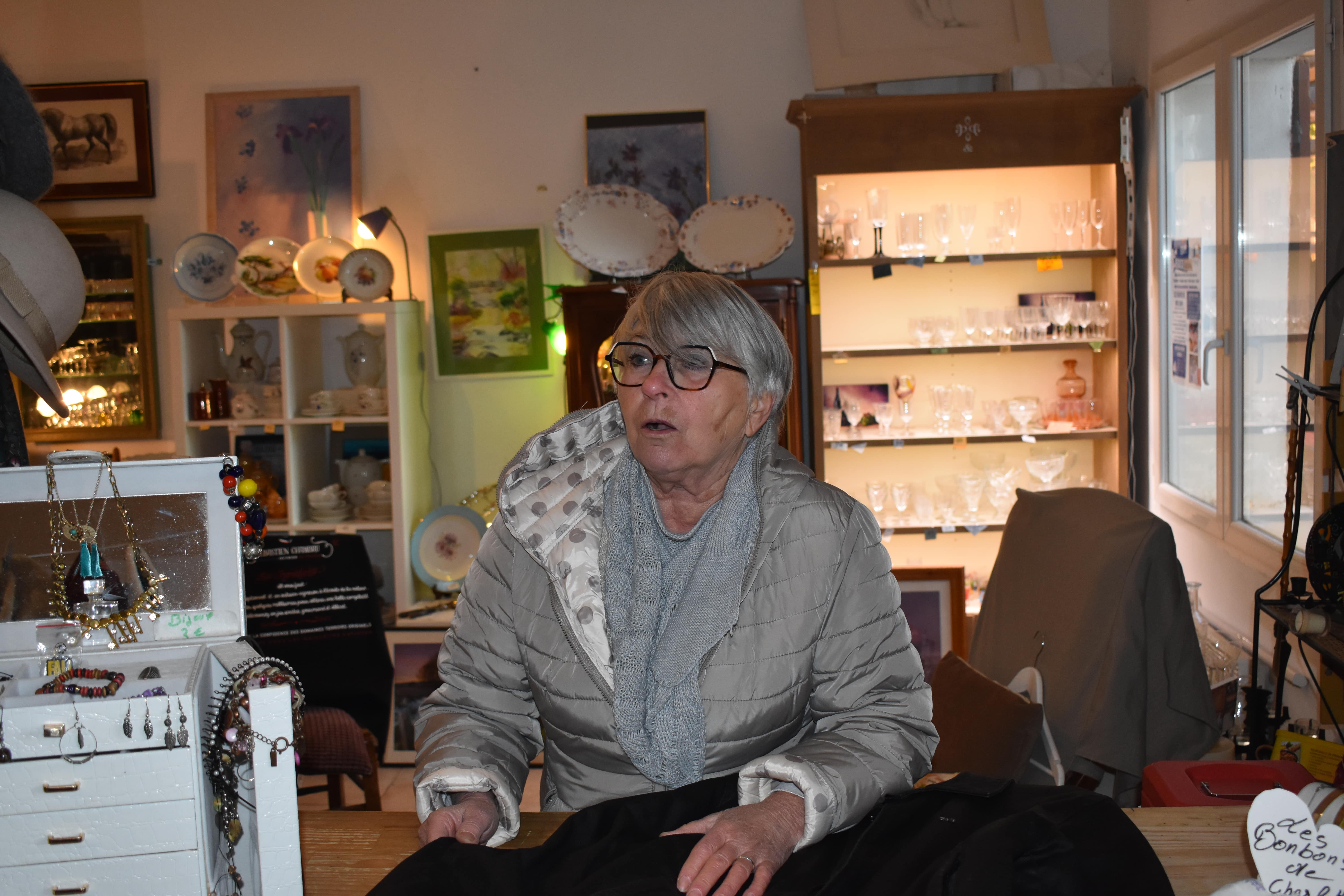 Nicole en train d'emballer un vêtement