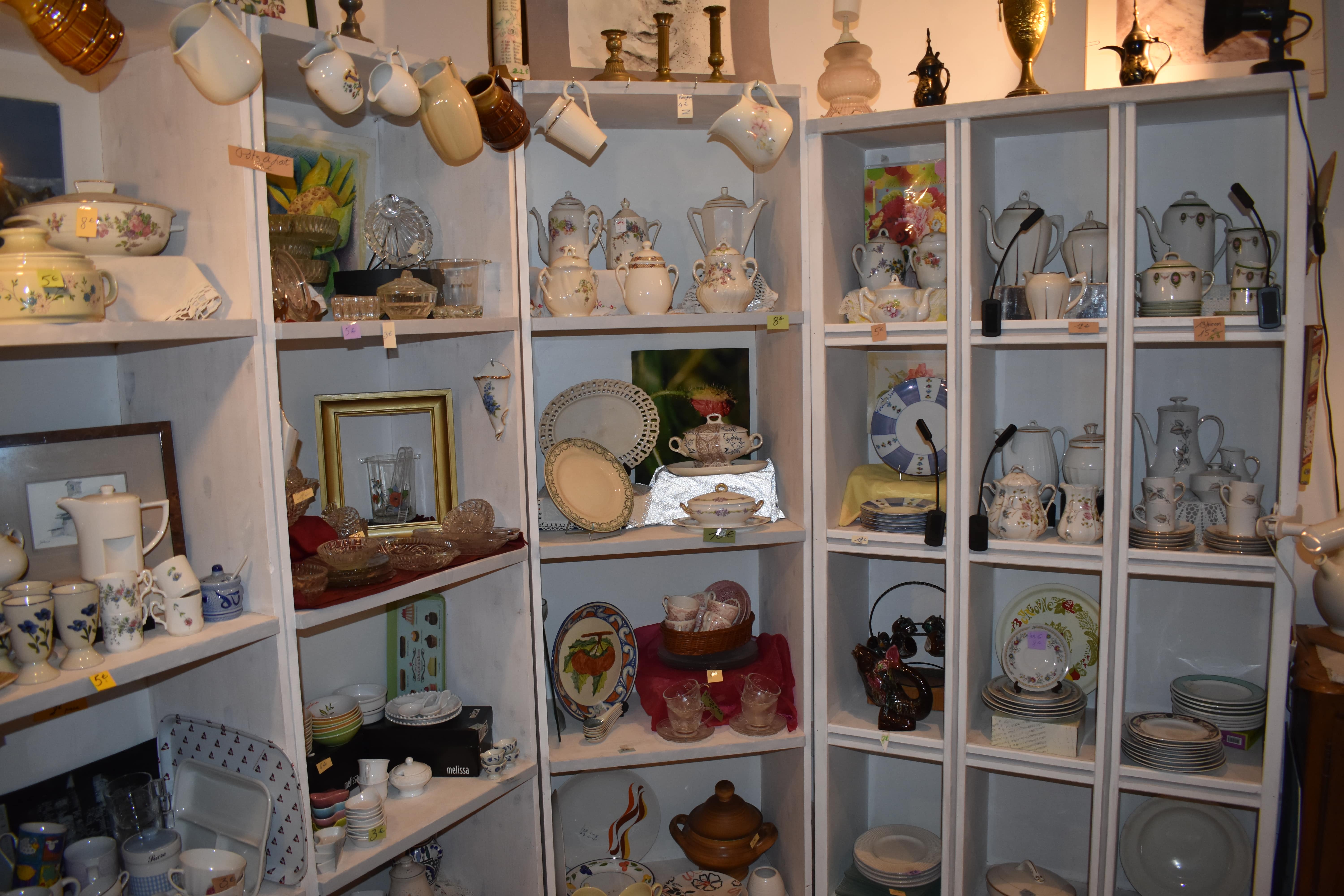 les rayonnages de vaisselle