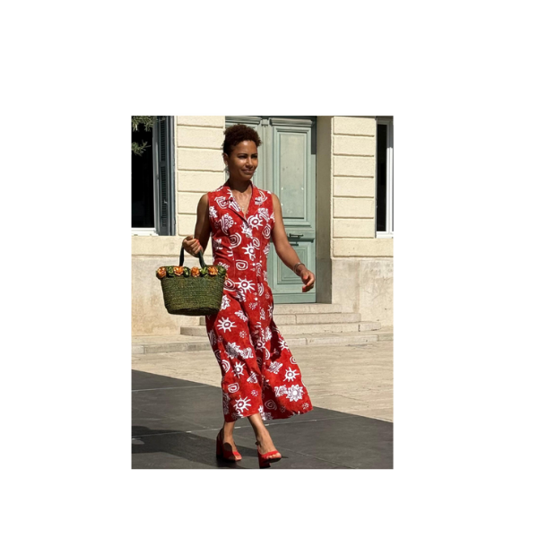 femme en rouge avec un panier