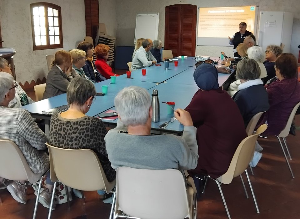 les bénévoles écoutent Angelina Lucazeau dans la salle municipale de Vidauban