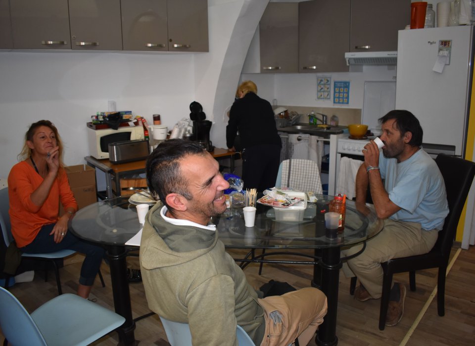 les personnes accueillies autour de la table