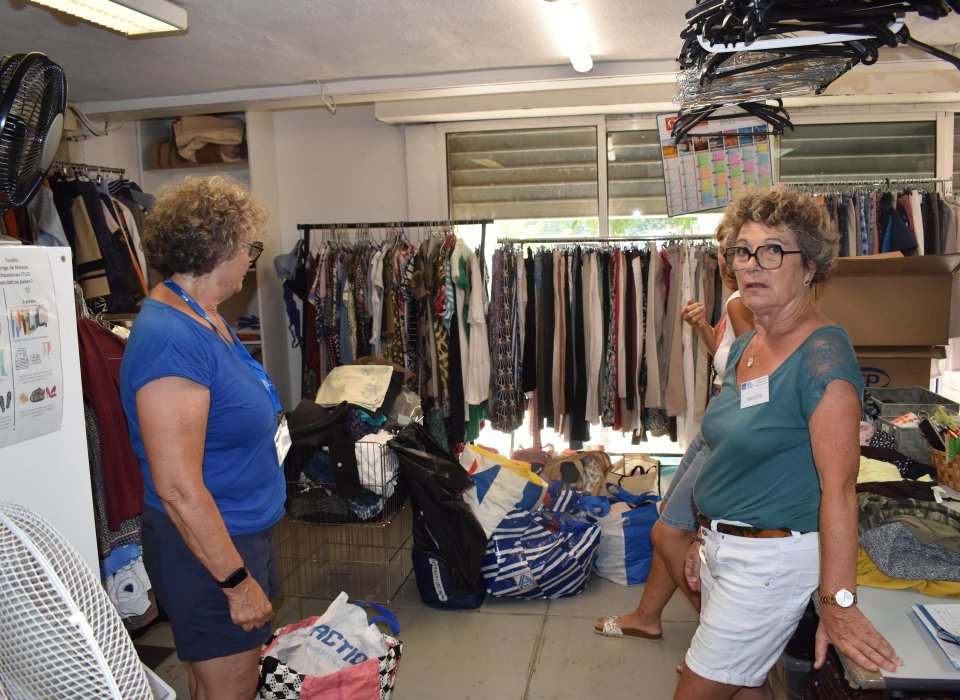 Les bénévoles face au stck de vêtements