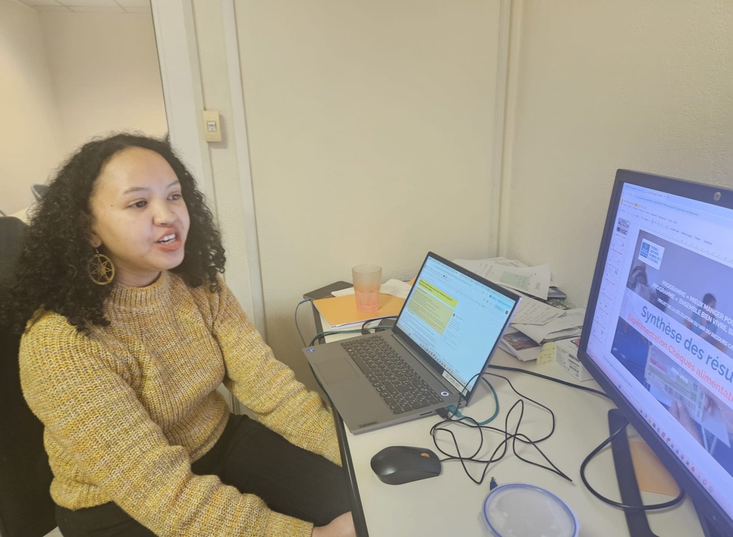 la stagiaire devant l'écran