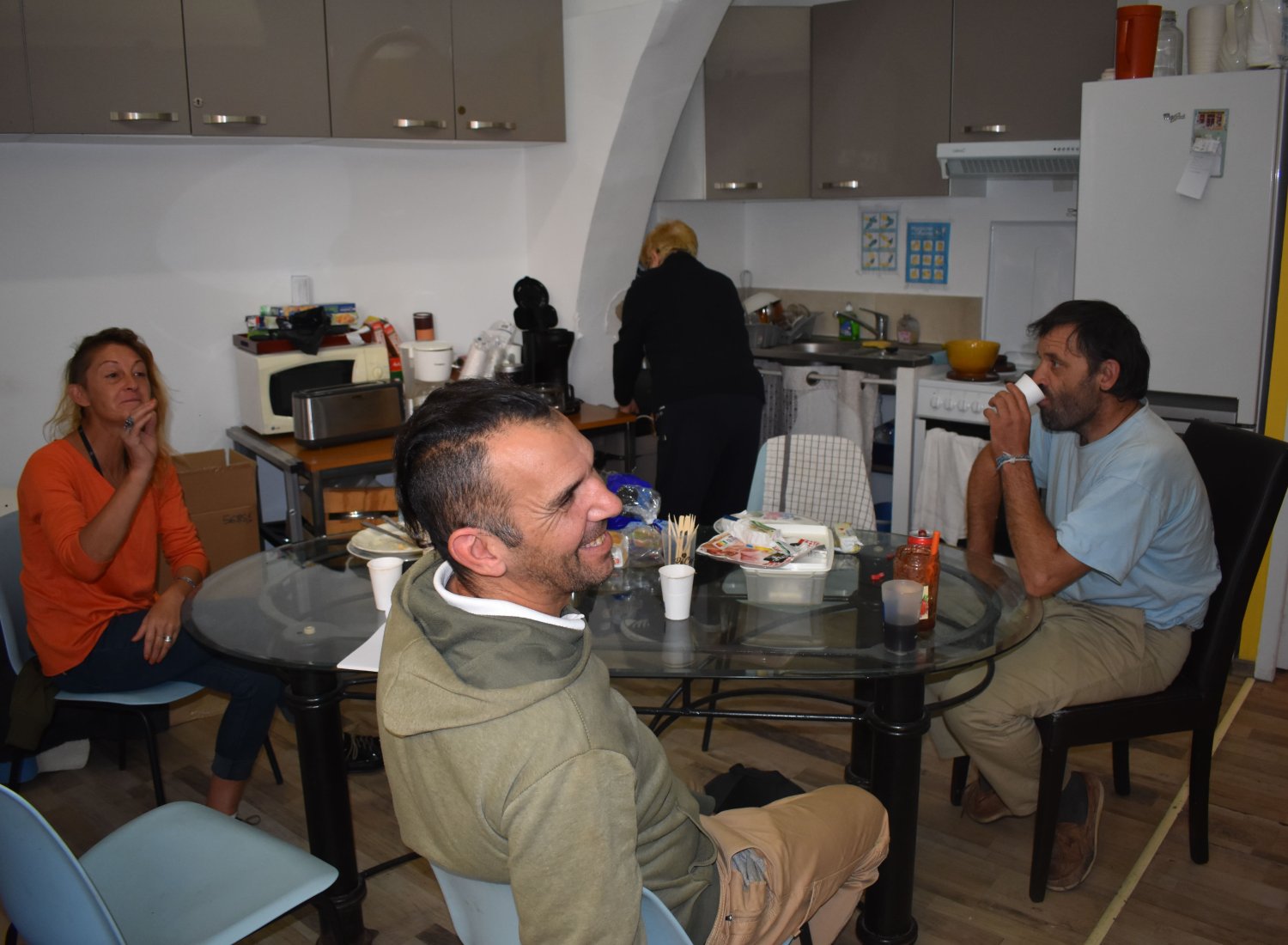 les personnes accueillies autour de la table