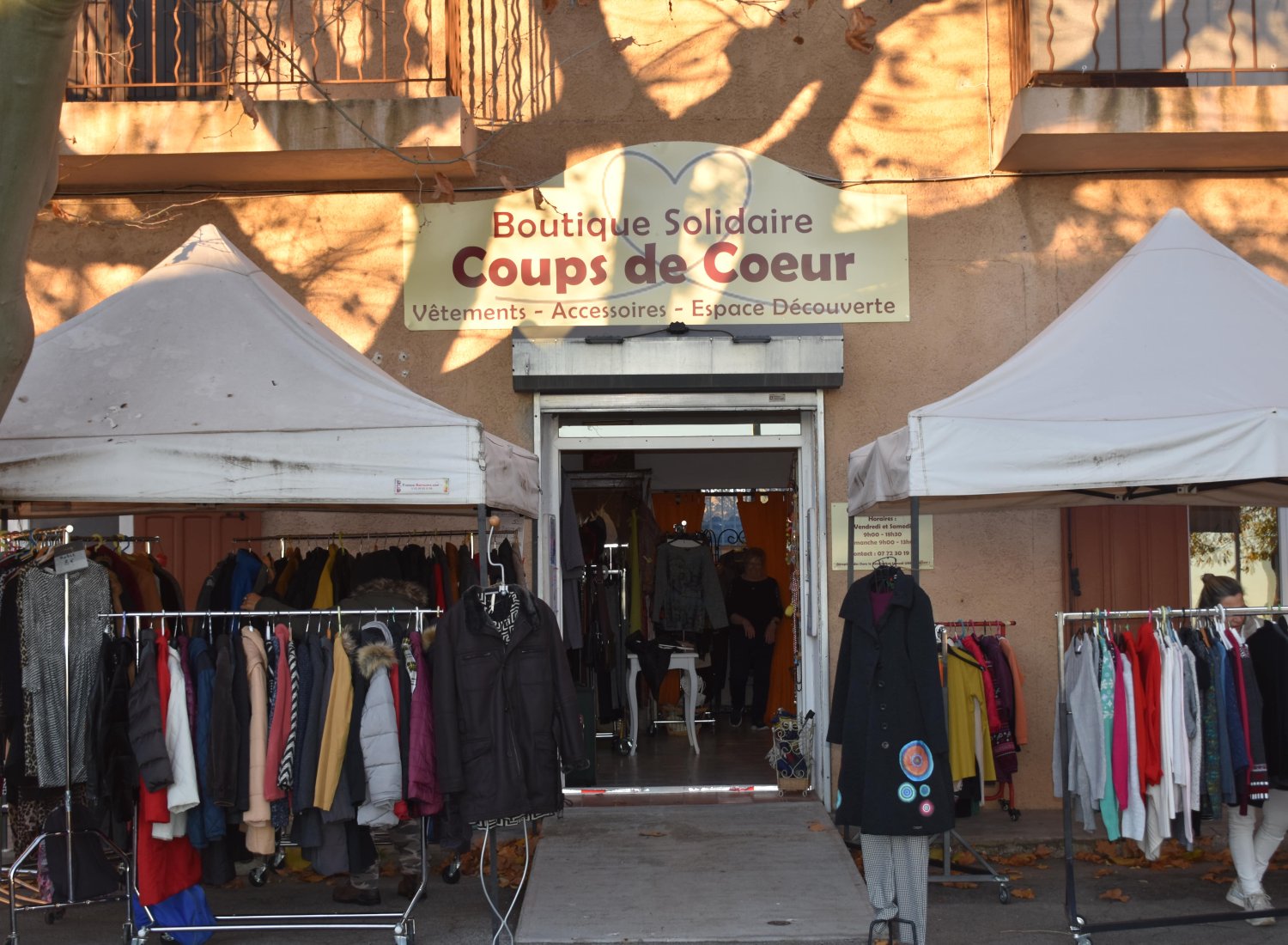 la boutique flanquée des deux barnums