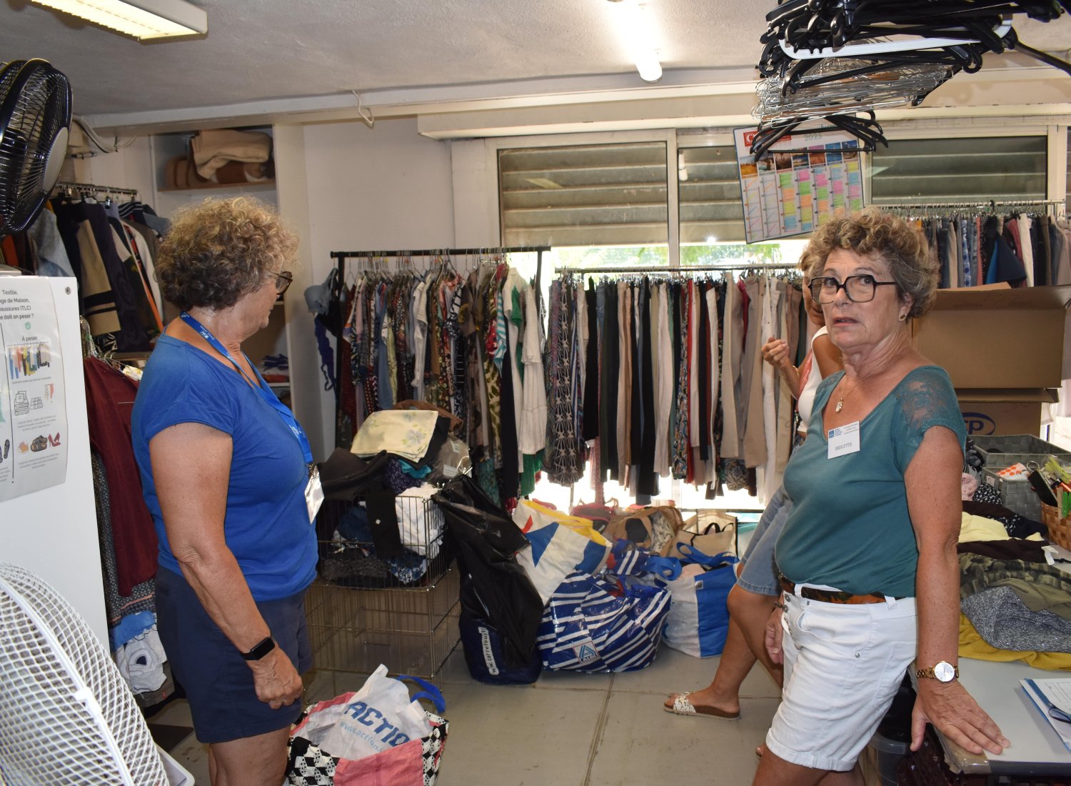 Les bénévoles face au stck de vêtements